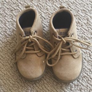 OSHKOSH Boys Shoes 👞 Size 6